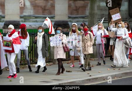 London, Großbritannien - 10. Oktober 2020. Mädchen und Frauen auf der ganzen Welt werden in Solidarität mit den Frauen von Belarus an Protestmärschen teilnehmen. Großbritannien zog heute seinen Botschafter in Belarus in Solidarität mit Polen und Litauen zurück, nachdem Präsident Alexander Lukaschenko 35 Diplomaten aus diesen Ländern ausgewiesen hatte. Dominic Raab kündigte an, dass Jacqueline Perkins, wird vorübergehend zurückgezogen. Belarussische Suffragettes marschieren von Christchurch Gardens zum Parliament Square zur Statue von Millicent Fawcett mit seiner Botschaft „Mut ruft überall Mut“, wo die Namen und Geschichten belarussischer Frauen w Stockfoto