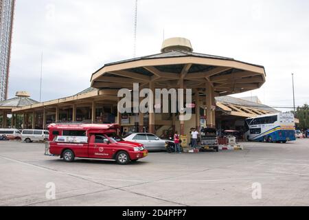 Chiangmai, Thailand - Oktober 10 2020: Blick auf den Busbahnhof Chiangmai. Niedriger Passagier während des Covid-19. Stockfoto