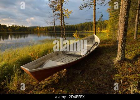 Ruderboot bei Harjujärvi in Muonio, Lappland, Finnland Stockfoto
