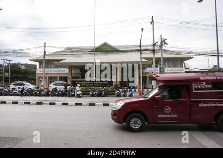 Chiangmai, Thailand - Oktober 10 2020: Blick auf den Busbahnhof Chiangmai. Niedriger Passagier während des Covid-19. Stockfoto