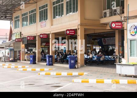 Chiangmai, Thailand - Oktober 10 2020: Blick auf den Busbahnhof Chiangmai. Niedriger Passagier während des Covid-19. Stockfoto