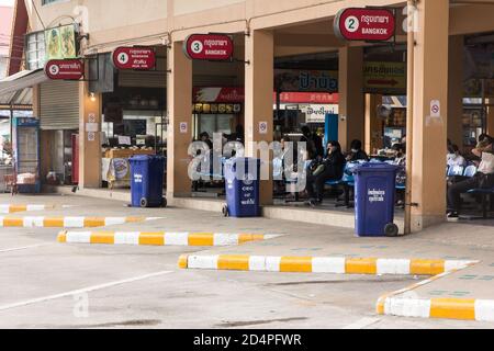 Chiangmai, Thailand - Oktober 10 2020: Blick auf den Busbahnhof Chiangmai. Niedriger Passagier während des Covid-19. Stockfoto