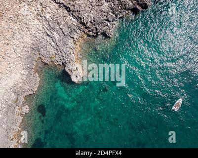 Luftaufnahme eines Bootes in der Nähe der Insel Capo Passero. Es ist eine kleine Insel im südlichsten Sizilien, Italien Stockfoto