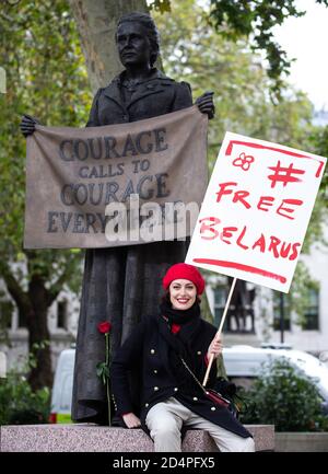 London, Großbritannien - 10. Oktober 2020. Mädchen und Frauen auf der ganzen Welt werden in Solidarität mit den Frauen von Belarus an Protestmärschen teilnehmen. Großbritannien zog heute seinen Botschafter in Belarus in Solidarität mit Polen und Litauen zurück, nachdem Präsident Alexander Lukaschenko 35 Diplomaten aus diesen Ländern ausgewiesen hatte. Dominic Raab kündigte an, dass Jacqueline Perkins, wird vorübergehend zurückgezogen. Belarussische Suffragettes marschieren von Christchurch Gardens zum Parliament Square zur Statue von Millicent Fawcett mit seiner Botschaft „Mut ruft überall Mut“, wo die Namen und Geschichten belarussischer Frauen w Stockfoto