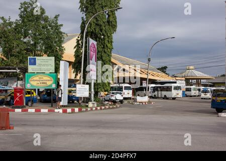 Chiangmai, Thailand - Oktober 10 2020: Blick auf den Busbahnhof Chiangmai. Niedriger Passagier während des Covid-19. Stockfoto