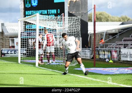 10. Oktober 2020; Sixfields Stadium, Northampton, East Midlands, England; English Football League One, Northampton Town gegen Peterborough United; Nathan Thompson gibt Peterborough die Führung. Stockfoto