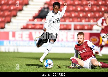 10. Oktober 2020; Sixfields Stadium, Northampton, East Midlands, England; English Football League One, Northampton Town gegen Peterborough United; Siriki Dembélé im Schießen. Stockfoto