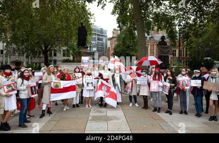 London, Großbritannien - 10. Oktober 2020. Mädchen und Frauen auf der ganzen Welt werden in Solidarität mit den Frauen von Belarus an Protestmärschen teilnehmen. Großbritannien zog heute seinen Botschafter in Belarus in Solidarität mit Polen und Litauen zurück, nachdem Präsident Alexander Lukaschenko 35 Diplomaten aus diesen Ländern ausgewiesen hatte. Dominic Raab kündigte an, dass Jacqueline Perkins, wird vorübergehend zurückgezogen. Belarussische Suffragettes marschieren von Christchurch Gardens zum Parliament Square zur Statue von Millicent Fawcett mit seiner Botschaft „Mut ruft überall Mut“, wo die Namen und Geschichten belarussischer Frauen w Stockfoto