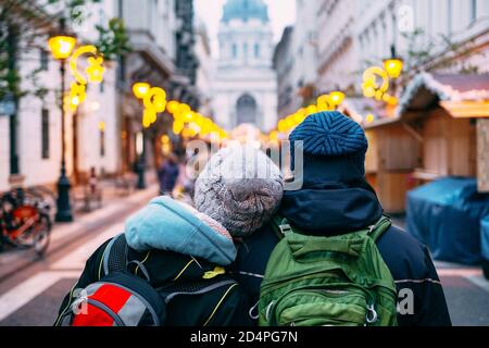 Ein paar verliebte Touristen spazieren durch Budapest vor dem Hintergrund der St.-Stephans-Basilika. Stockfoto