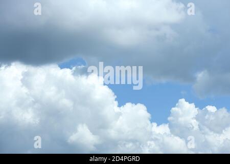 Verstreute Wolkenhaufen in einem blauen Himmel Hintergrund. Hochauflösendes Foto. Volle Schärfentiefe. Stockfoto