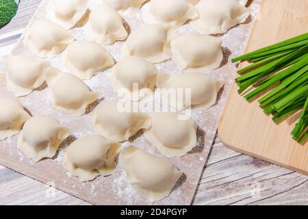 Gekochte Knödel sind chinesische Knödel oder Potsticker in kochendem Wasser. Knödel ist ein Teig und um eine Füllung gewickelt. Der Teig ist Mehl und der Fi Stockfoto