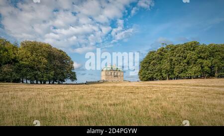 KLAMPENBORG, DÄNEMARK - 03. OKTOBER 2020: Eremitage Palast im dyrehaven Hirschpark in Dänemark. Stockfoto