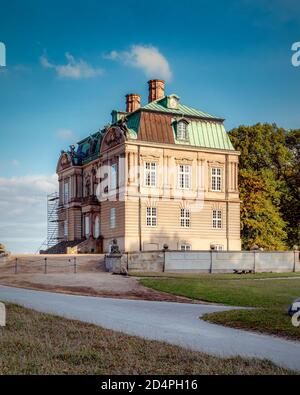 KLAMPENBORG, DÄNEMARK - 03. OKTOBER 2020: Eremitage Palast im dyrehaven Hirschpark in Dänemark. Stockfoto