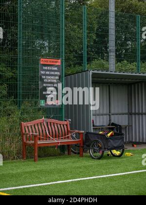 Glasgow, Schottland, Großbritannien. 1. September 2020: Ein Anhänger voller Fußballausrüstung an der Seite eines 3g-Platzes. Stockfoto