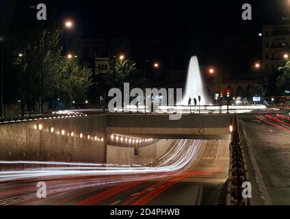 PLAZA REPUBLICA ARGENTINA - FUENTE DE LOS DELFINES-NOCTURNO. Lage: AUSSEN. MADRID. SPANIEN. Stockfoto