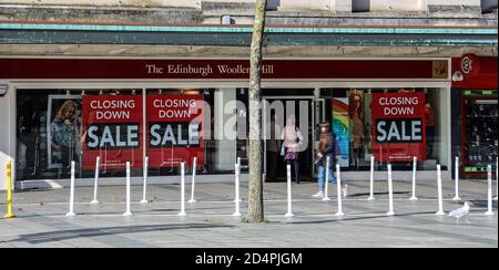 Edinburgh Woolen Mill Store im Stadtzentrum von Plymouth Wird trotz der Nachrichten schließen, die die Stadt ist Um von einem Pool von fast £2 Millionen ( Stockfoto