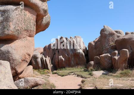 Felsbrocken an der Rosa Granitküste - Cote de Granit Rose - große Naturstätte von Ploumanach, Bretagne, Frankreich Stockfoto