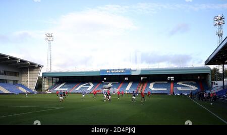 Spielaction zwischen Oldham Athletic und Morecambe während der Sky Bet League zwei Spiel im Boundary Park, Oldham. Stockfoto