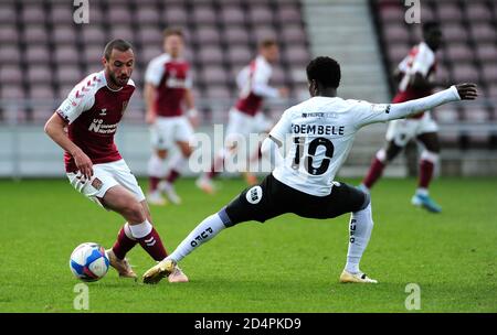 Michael Harriman von Northampton Town (links) und Siriki Dembele von Peterborough United kämpfen während des Sky Bet League One-Spiels im PTS Academy Stadium in Northampton um den Ball. Stockfoto