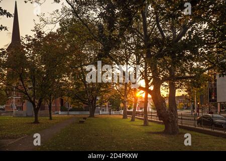 Syracuse, New York, USA. 10. Oktober 2020. Blick vom Firefighter's Memorial Park nach Osten in der Innenstadt von Syracuse, NY bei Sonnenaufgang Stockfoto