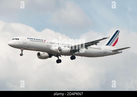 London, Großbritannien - 09. Oktober 2020 - Landung eines Airbus A321 von Air France Stockfoto