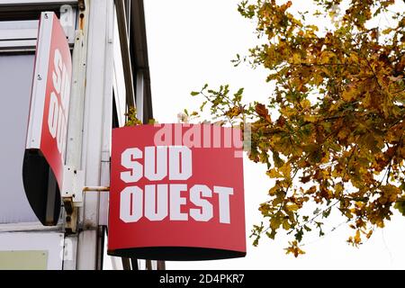 Bordeaux , Aquitanien / Frankreich - 10 01 2020 : Sud Ouest Logo und Textzeichen der französischen Tageszeitung regionale Tageszeitung in frankreich Südwesten Stockfoto