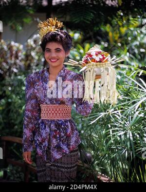 Indonesien. Bali. Einheimische Frau in traditioneller Kleidung mit Opfergaben. Stockfoto