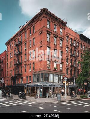Die Ecke 2nd Avenue und 4th Street im East Village, Manhattan, New York City Stockfoto