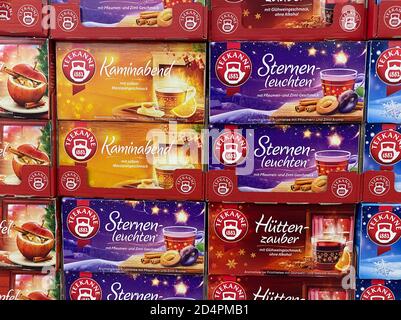 Viersen, Deutschland - 9. Juni. 2020: Blick auf gestapelte Schachteln Teekanne Teebeutel im Regal des deutschen Supermarkts Stockfoto