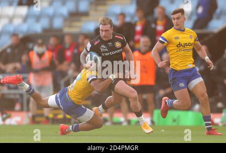 Stuart Hogg (Mitte) von Exeter Chiefs wird von Bath Anthony Watson während des Halbfinalmatches der Gallagher Premiership in Sandy Park, Exeter, angegangen. Stockfoto