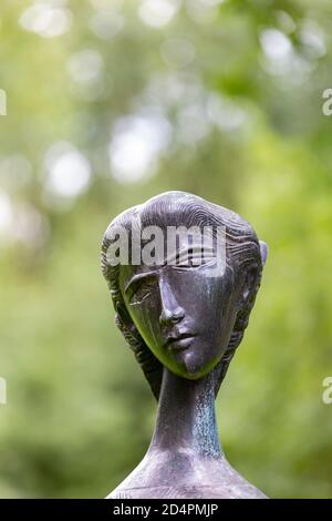 Otterlo, Niederlande - 9. Juni 2020: Bronzeskulptur Ritratto di Franca von MARCELLO MASCHERINI im Skulpturengarten des Kroller Muller Museums im Nationalpark Hoge Veluwe in Otterlo, Niederlande Stockfoto