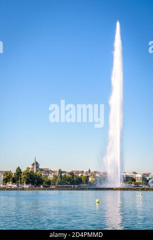 Die Kathedrale blickt auf die Stadt und die Bucht von Genf, Schweiz, mit dem Jet d'Eau, dem emblematischen 140 Meter hohen Wasserstrahlbrunnen am See Stockfoto