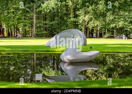 Otterlo, Niederlande - 9. Juni 2020: Schwimmende Skulptur von Marta Pan im Skulpturengarten des Kruller Muller Museums im Nationalpark Hoge Veluwe in Otterlo Niederlande Stockfoto