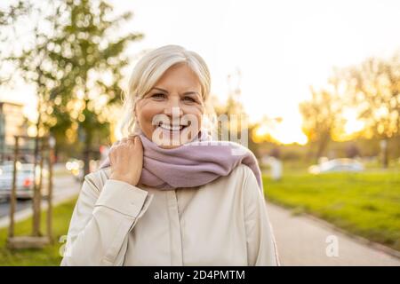 Porträt einer selbstbewussten älteren Frau in der Stadt AT Sonnenuntergang Stockfoto