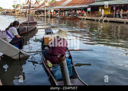 BANGKOK, THAILAND, JULI 18 2020, der Verkäufer von Lebensmitteln auf dem Boot in einem Wasserkanal, Khlong Lat Mayom Floating Market. Stockfoto