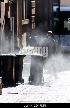 Glasgow, Schottland, Großbritannien. Oktober 2020. Die Säuberung beginnt am Tag nach Inkrafttreten der neuen Beschränkungen des Coronavirus, die alle Restaurants und Pubs im Zentralgürtel schließen. Kredit: Skully/Alamy Live Nachrichten Stockfoto