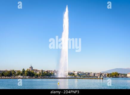 Die Kathedrale blickt auf die Stadt und die Bucht von Genf, Schweiz, mit dem Jet d'Eau, dem emblematischen 140 Meter hohen Wasserstrahlbrunnen am See Stockfoto