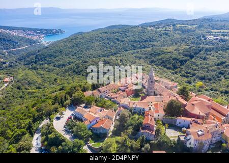 Eine Luftaufnahme der Altstadt Labin, im Hintergrund touristc Ort Rabac, Istrien, Kroatien Stockfoto