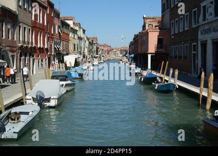 Venedig, Italien - September 2010: Boote und Lastkähne parkten entlang des Kanals Rio dei Vetrai auf der Insel Murano Stockfoto