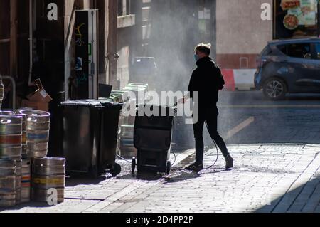 Glasgow, Schottland, Großbritannien. Oktober 2020. Die Säuberung beginnt am Tag nach Inkrafttreten der neuen Beschränkungen des Coronavirus, die alle Restaurants und Pubs im Zentralgürtel schließen. Kredit: Skully/Alamy Live Nachrichten Stockfoto