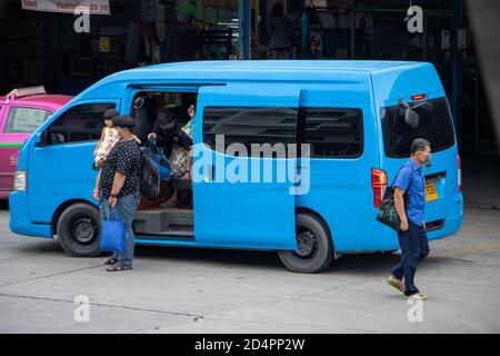 SAMUT PRAKAN, THAILAND, JULI 25 2020, Menschen aus dem Minivan - Shared Taxi, ein traditioneller öffentlicher Transport von Menschen in Thailand Stockfoto