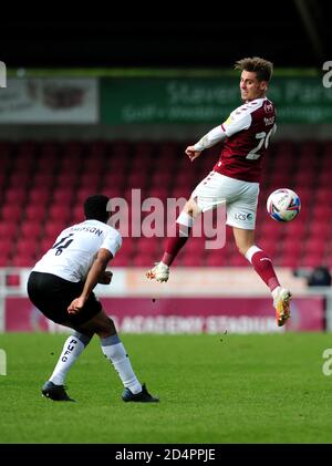 Danny Rose (rechts) von Northampton Town und Nathan Thompson von Peterborough United kämpfen im Rahmen des Sky Bet League One-Spiels im PTS Academy Stadium in Northampton um den Ball. Stockfoto