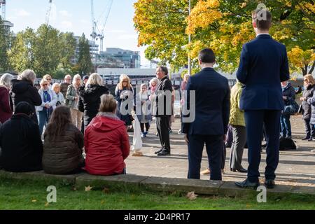 Glasgow, Schottland, Großbritannien. Oktober 2020. Stationen des Kreuzes wurden bei einer religiösen Versammlung am Ufer des Flusses Clyde gegenüber der römisch-katholischen Metropolitan Cathedral of St. Andrew gesagt. Kredit: Skully/Alamy Live Nachrichten Stockfoto