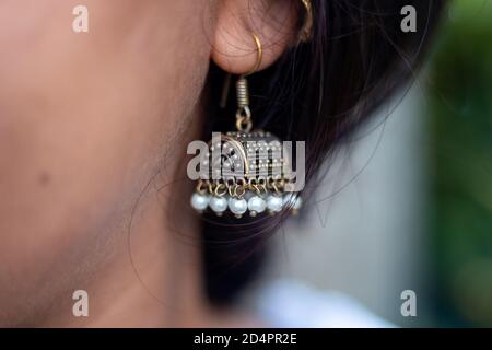 Closeup Mädchen tragen indische Stil Ohrringe oder Jhumka. Stockfoto