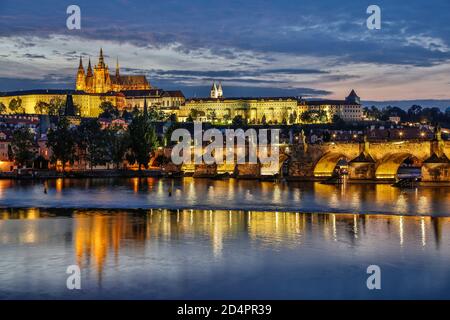 Die Prager Burg, die Karlsbrücke und den Fluss Vltava (Moldau), Prag, Tschechische Republik Stockfoto