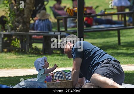 Johannesburg, Südafrika. Oktober 2020. Ein Mann und sein Kind haben Spaß in einem Park in Johannesburg, Südafrika, 10. Oktober 2020. Quelle: Chen Cheng/Xinhua/Alamy Live News Stockfoto