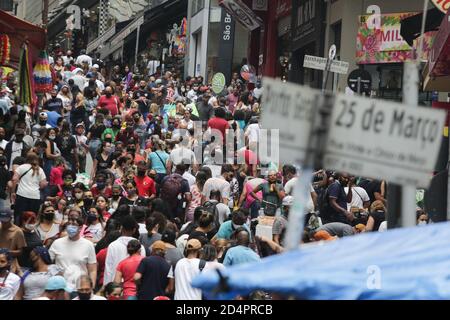 Sao Paulo, Brasilien. 10. Oktober 2020: Bewegung der Händler für Kinder Tag Shopping auf 25. März Straße, Zentrum von SÃ£o Paulo, an diesem Samstag. 10. Oktober 2020. Quelle: FÃ¡Bio Vieira/FotoRua/ZUMA Wire/Alamy Live News Stockfoto