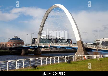 Clyde Arc (lokal bekannt als die Squinty-Brücke), ist eine Straßenbrücke überspannt den Fluss Clyde in Glasgow, Schottland