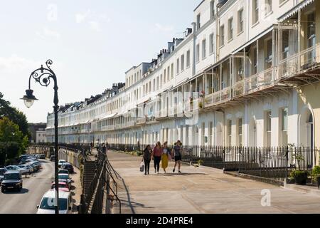 Royal York Crescent, Clifton, eine lange gebogene georgianische Terrasse von c. 1800, in Bristol, Großbritannien. Stockfoto