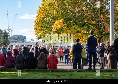 Glasgow, Schottland, Großbritannien. Oktober 2020. Stationen des Kreuzes wurden bei einer religiösen Versammlung am Ufer des Flusses Clyde gegenüber der römisch-katholischen Metropolitan Cathedral of St. Andrew gesagt. Kredit: Skully/Alamy Live Nachrichten Stockfoto